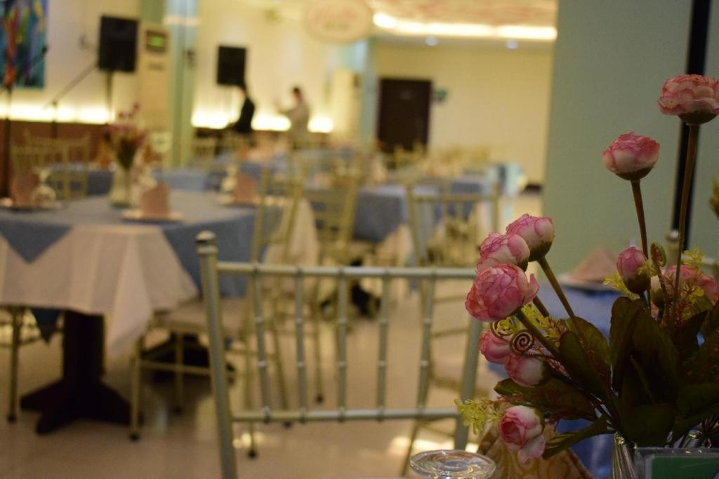 Vista Hotel Cubao Quezon City Extérieur photo